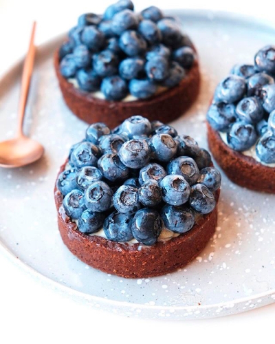 Тарталетки с голубикой, инжиром и маскарпоне