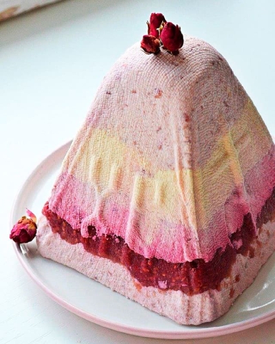 Творожная пасха с карамелью и малиной